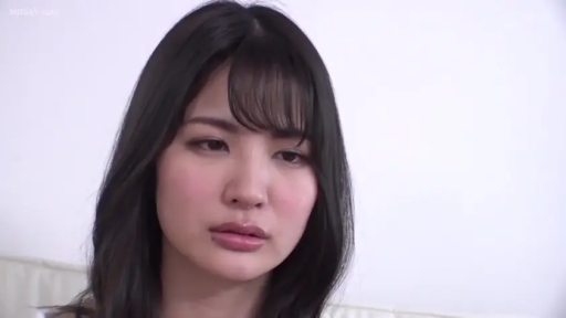 室内 · 坐姿 · 面部 · 忧郁 · 特写 · 日常服