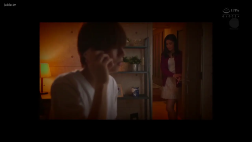 交谈 · 卧室 · 台灯 · 远景 · 剧情场景 · 平淡 · 休闲服 · 对向坐姿