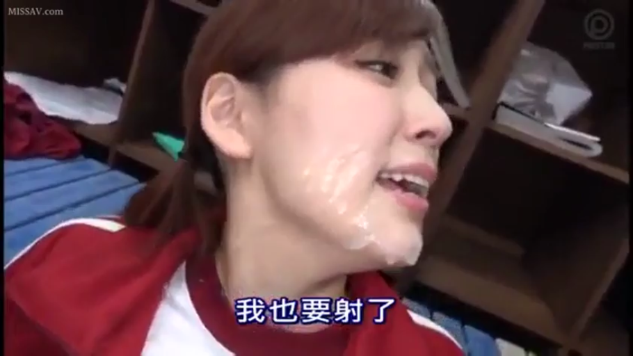 脸部特写 · 更衣室 · 运动服 · 侧头