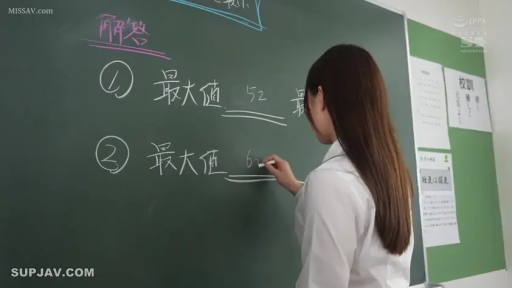 教室 · 专注 · 站立 · 中景 · 白色衬衫 · 黑板 · 写板书 · 老师