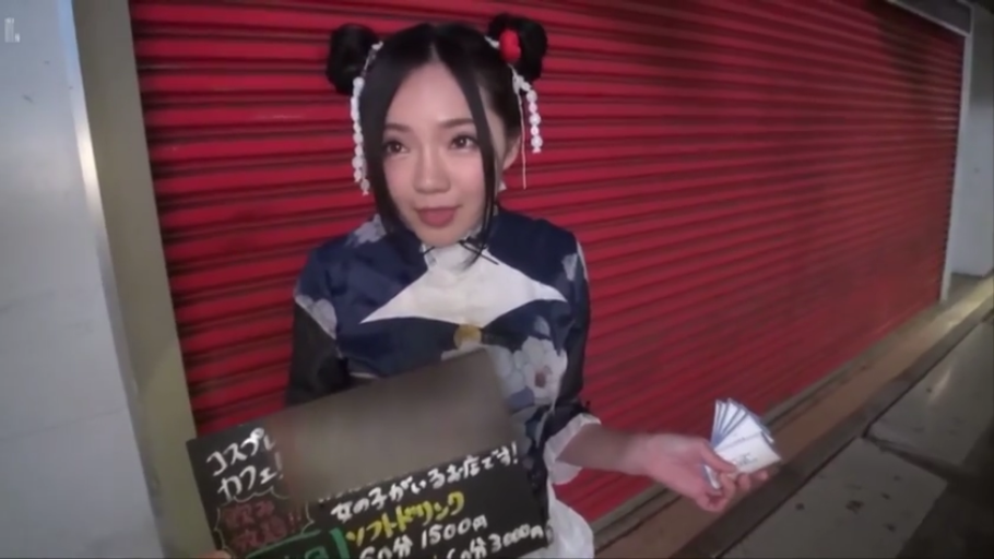 站立 · 微笑 · 半身 · 街道 · 旗袍 · 牌子 · 双丸子头 · 招揽