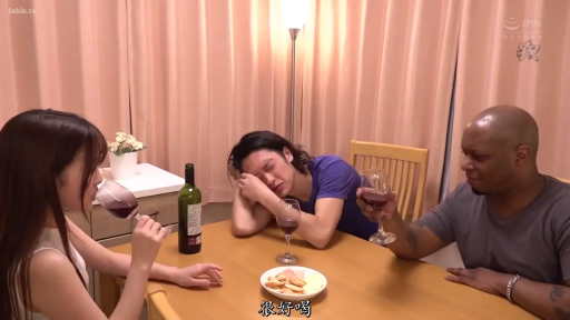 座り姿勢 · 顔部のクローズアップ · 微笑 · 酒杯 · 中文字幕 · 餐厅 · 白色无袖上衣 · 饮酒聊天