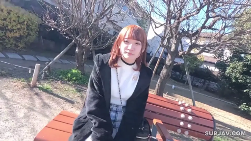 坐姿 · 严肃 · 校服 · 教室 · 上半身 · 黑板 · 侧脸 · 听课
