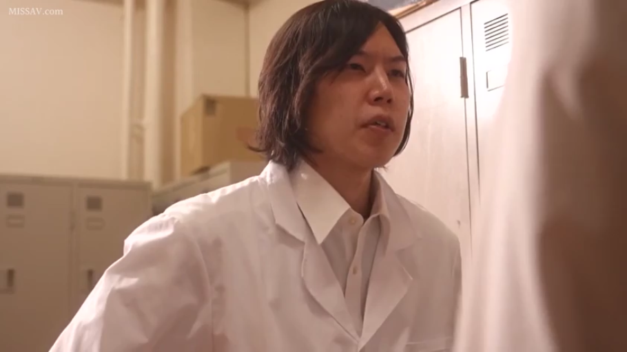 交谈 · 嚴肅 · 白大褂 · 站立 · 半身 · 更衣室 · 儲物櫃 · 医生形象