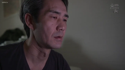 脸部特写 · 字幕 · 笔记本电脑 · 常服 · 笑容 · 电脑屏幕 · 视频通话 · 招手