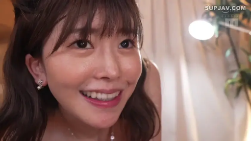 室内 · 微笑 · 面部特写 · 首饰 · 注视镜头 · 长发 · 前倾 · 露肩装