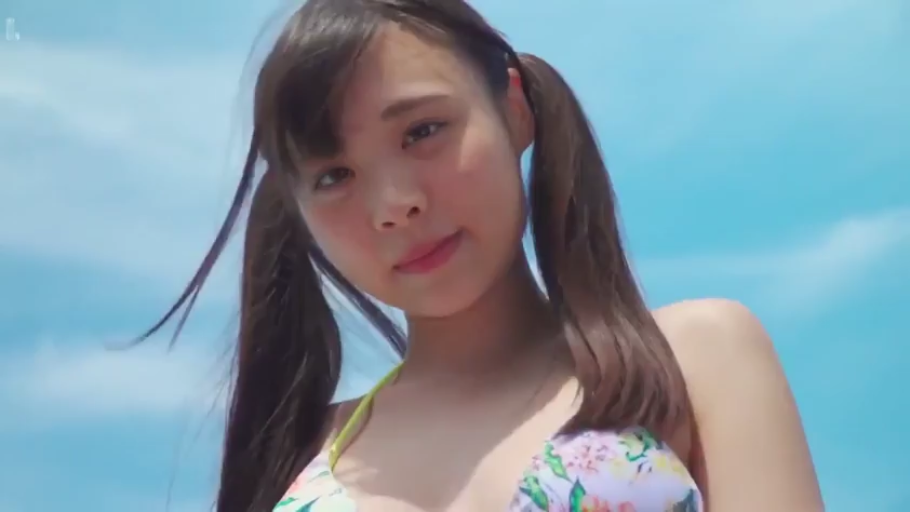 摆拍 · 柔和 · 半身特写 · 蓝天 · 写真风 · 俯视镜头 · 碎花比基尼