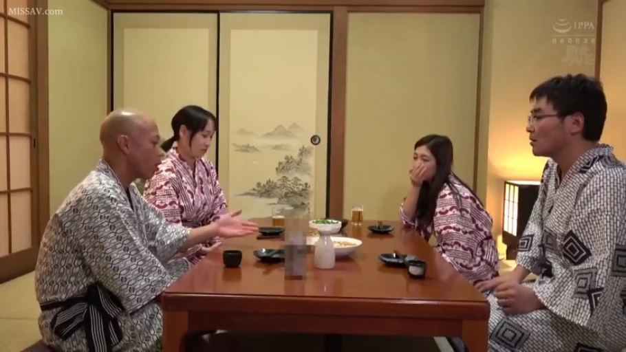 性交 · 愉悦 · 吊带网袜 · 传教士式 · 客厅 · 身体特写 · 红枕头 · 男女对战