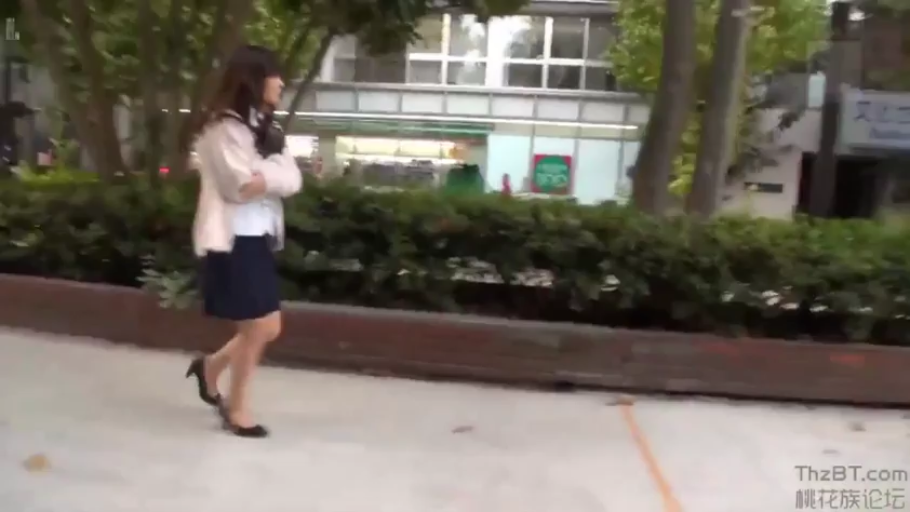 交谈 · 严肃 · 职业装 · 远景 · 公文包 · 会议室 · 坐站结合