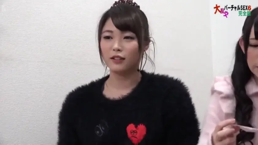 坐姿 · 微笑 · 特写 · 室内影棚 · 黑色毛衣 · 举牌 · 号码牌