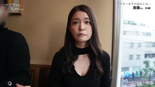 室内 · 坐姿 · 面部特写 · 注视镜头 · 忧郁表情 · 黑色镂空上衣 · 长发成年女性