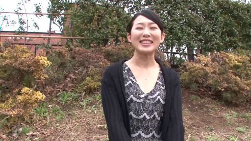 素人访谈 · 半身景 · 微笑面对镜头 · 户外林地 · 黑色针织衫配碎花裙 · 正对站立 · 自然亲切