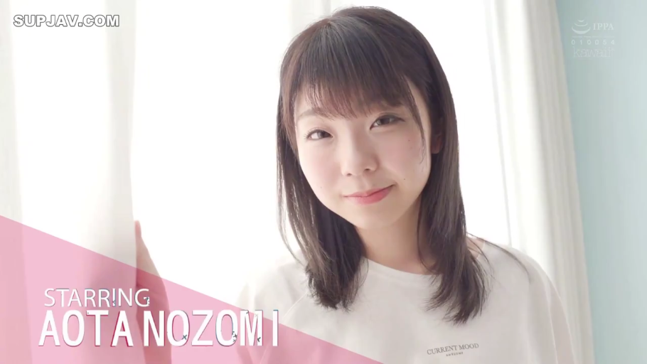 室内 · 站立 · 面部特写 · 注视镜头 · 窗帘 · 白色T恤 · 甜美微笑 · 清纯风