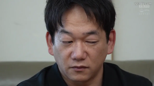 室内 · 严肃 · 面部特写 · 注视 · 黑色上衣 · 中年男性 · 正脸