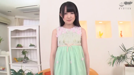 客厅 · 站立 · 注视镜头 · 置物架 · 清纯 · 半身 · 居家风格 · 绿色碎花连衣裙