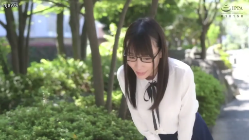 长裙 · 眼镜 · 站立 · 中景 · 弯腰 · 微笑 · 制服 · 公园