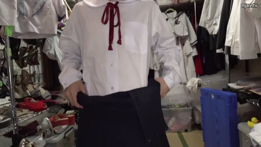 校服 · 角色扮演 · 中景 · 站姿 · 更衣室 · 衣架 · 穿衣