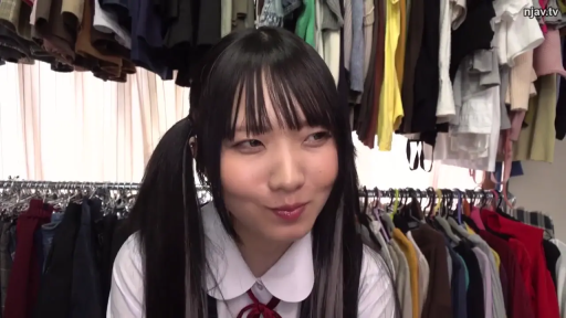 坐姿 · 面部 · 校服 · 微笑 · 注视 · 更衣室 · 双马尾 · 衣架