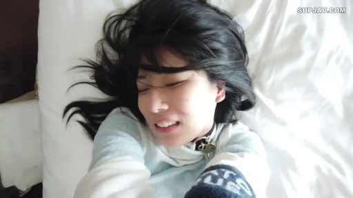 顔部のクローズアップ · 陶醉 · 仰臥 · 床上 · うめき声 · 乱发 · 铃铛颈圈 · 毛绒睡衣