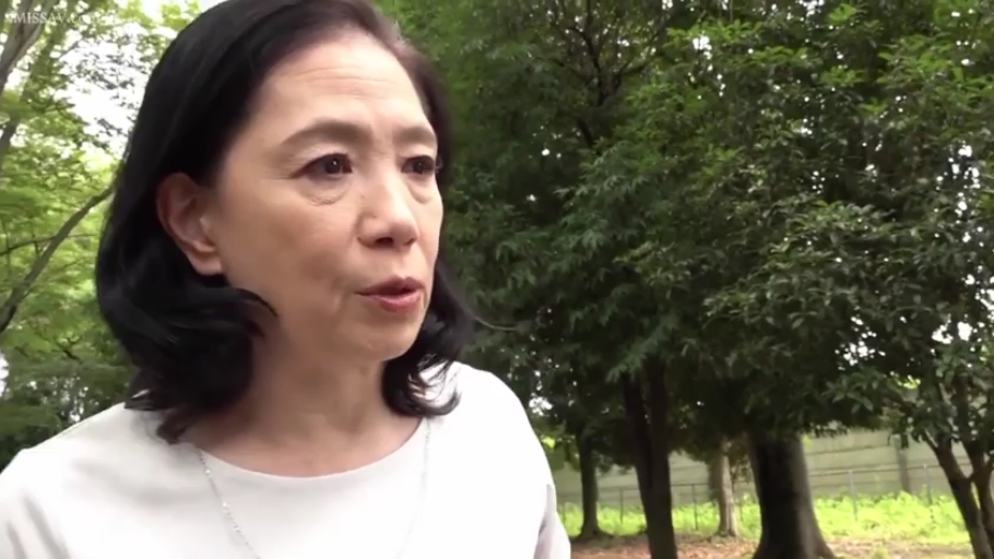 交谈 · 严肃 · 站姿 · 面部特写 · 白色上衣 · 公园