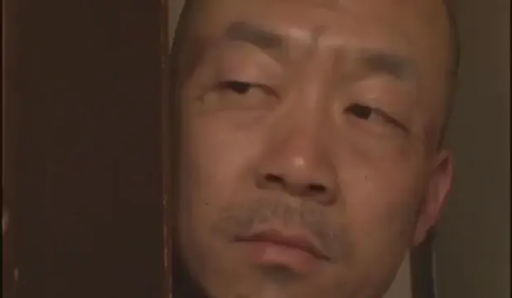 Indoor · Serious · Face · Male · Peeping · 门缝 · 偷看