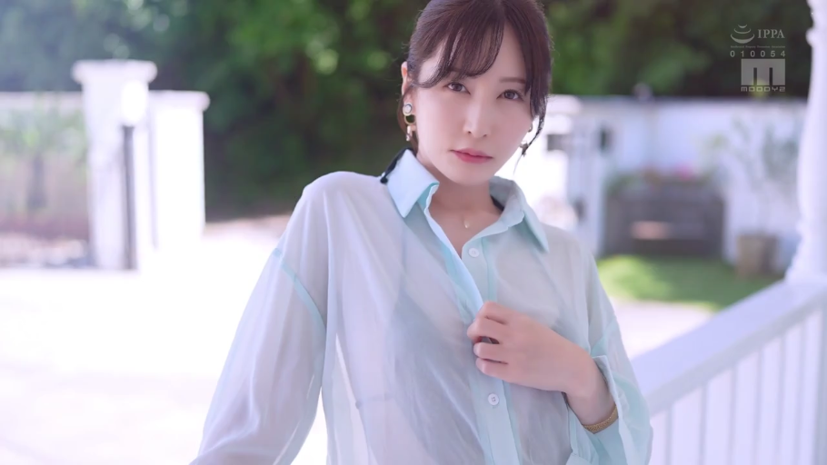 室内 · 脸部 · 甜美 · 趴卧 · 近景 · 红色外套 · 花朵 · 飞吻