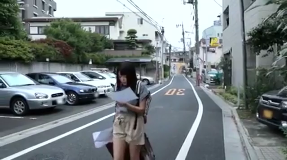 全身 · 自然 · 休闲装 · 街道 · 行走 · 纸张 · 看资料