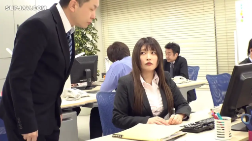 座り姿勢 · 真剣 · 办公室 · オフィスデスク · 中景 · ビジネススーツ · 交流 · 職場のストーリー