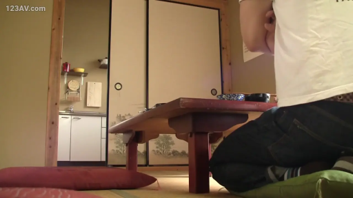 坐姿 · 严肃 · 沙发 · 客厅 · 半身 · 职业装 · 剧情 · 谈话