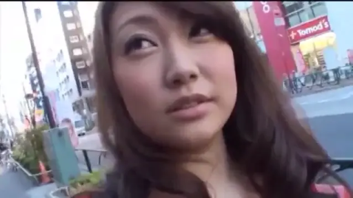 站立 · 顔のクローズアップ · 注視 · 私服 · アジア人女性 · 户外街道 · 疑惑