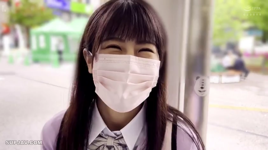 面部 · 口罩 · 站立 · 微笑 · 注視 · 户外街道 · 齐刘海