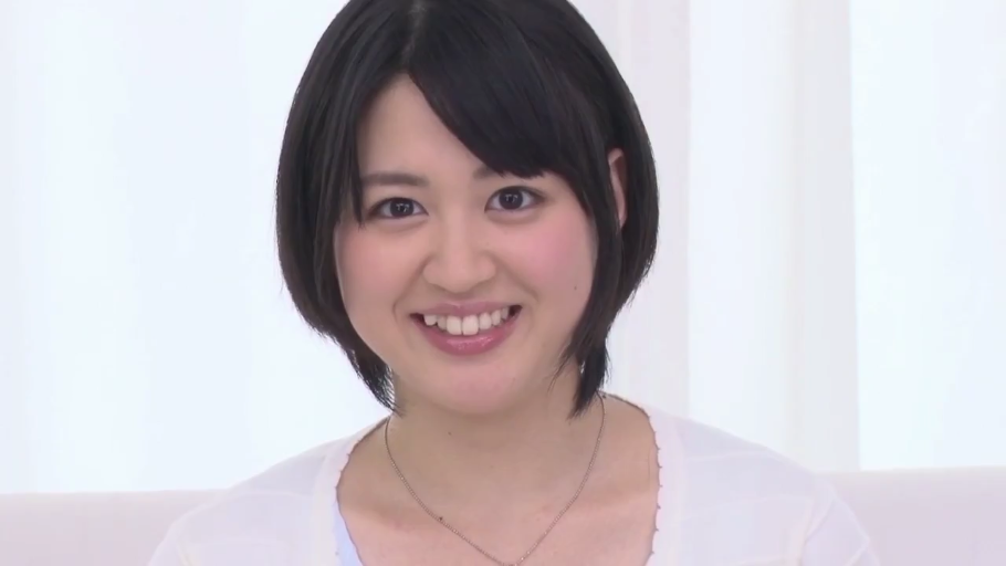 室内 · 脸部特写 · 微笑 · 注视 · 白色开衫 · 正面