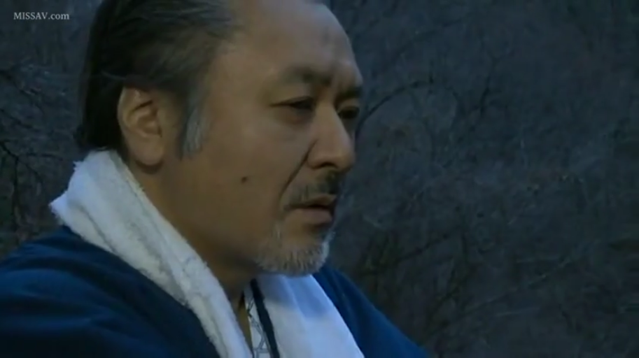 严肃 · 站立 · 户外 · 毛巾 · 侧脸 · 浴衣 · 大叔