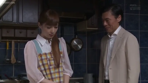 Smile · Half-body close-up · Kitchen · 格子围裙 · 剧情向 · 并排站立 · 厨具 · 居家交流