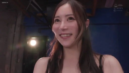 脸部特写 · 微笑 · 正面 · 开心 · 影棚 · 黑色吊带内衣 · 侧光