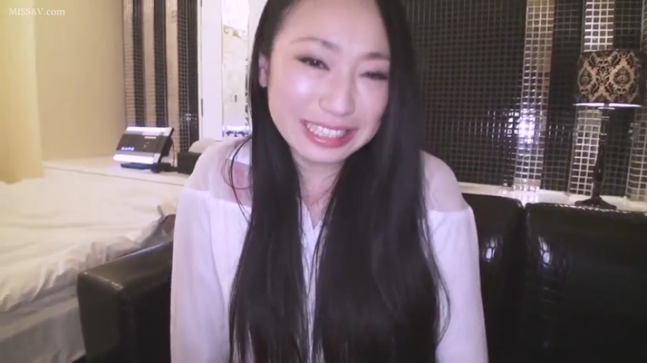 严肃 · 脸部特写 · 凝视 · 熟女 · 白色背景 · 正面 · 豹纹衫
