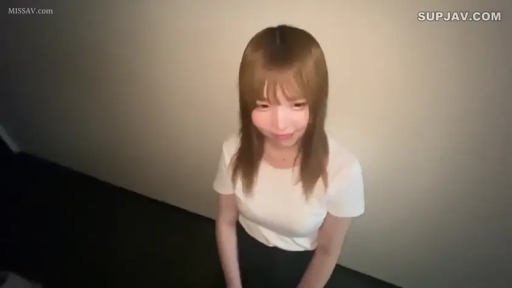 站立 · 中景 · 白いTシャツ · 室内廊下