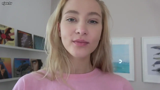 面部 · 微笑 · 房间 · 注视镜头 · 正面 · 唱片 · 粉色长袖 · 正常人像