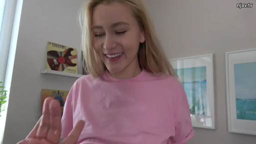 室内 · 微笑 · 面部特写 · 粉色T恤 · 谈话 · 装饰画 · 生活化 · 伸手互动