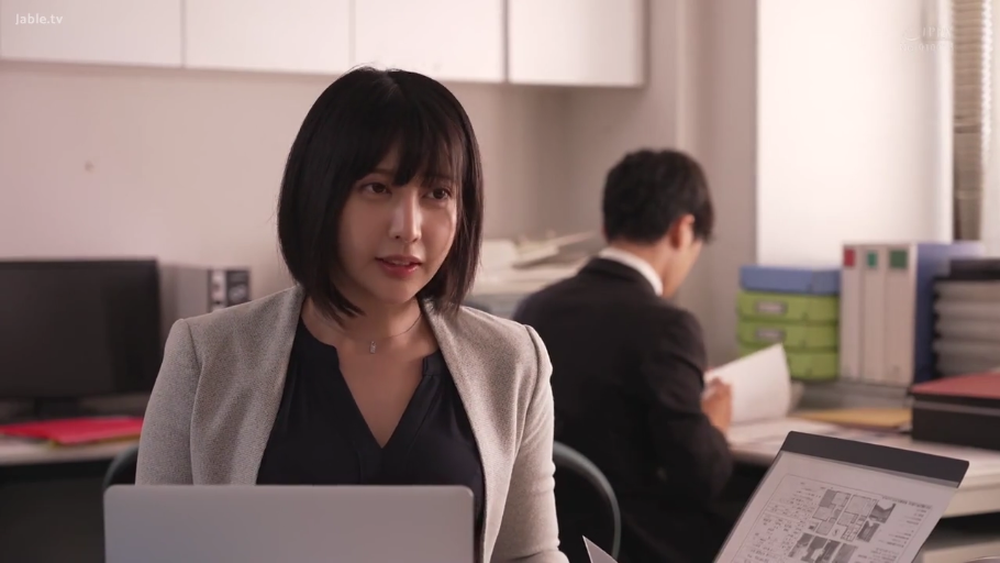 坐姿 · 交谈 · 严肃 · 办公室 · 职业外套 · 平板电脑 · 室内绿植