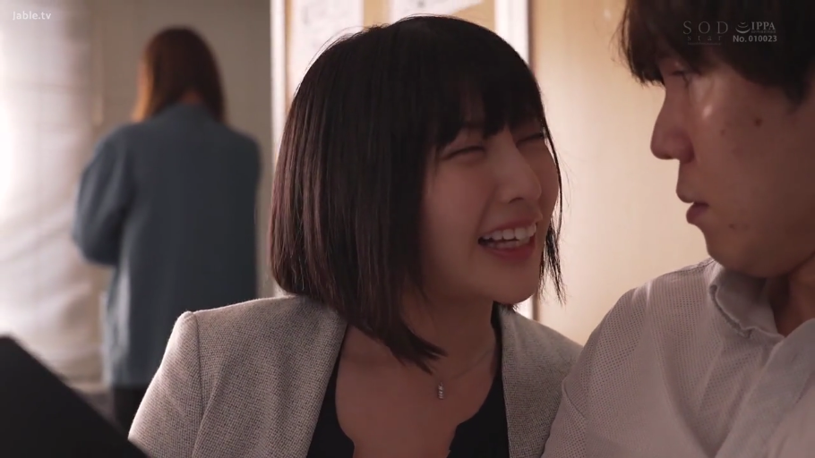 室内 · 坐姿 · 脸部特写 · 微笑 · 项链 · 社交交谈 · 灰色职业装 · 日常剧情