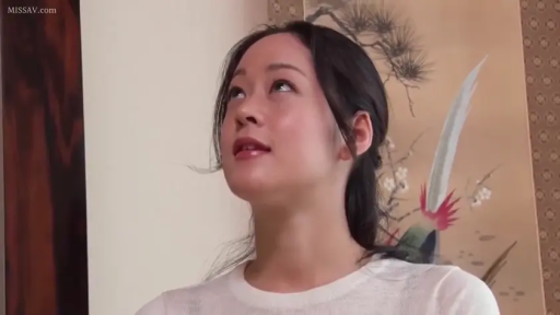 室内 · 面部 · 白色上衣 · 注视 · 特写 · 抬头 · 挂画 · 空洞