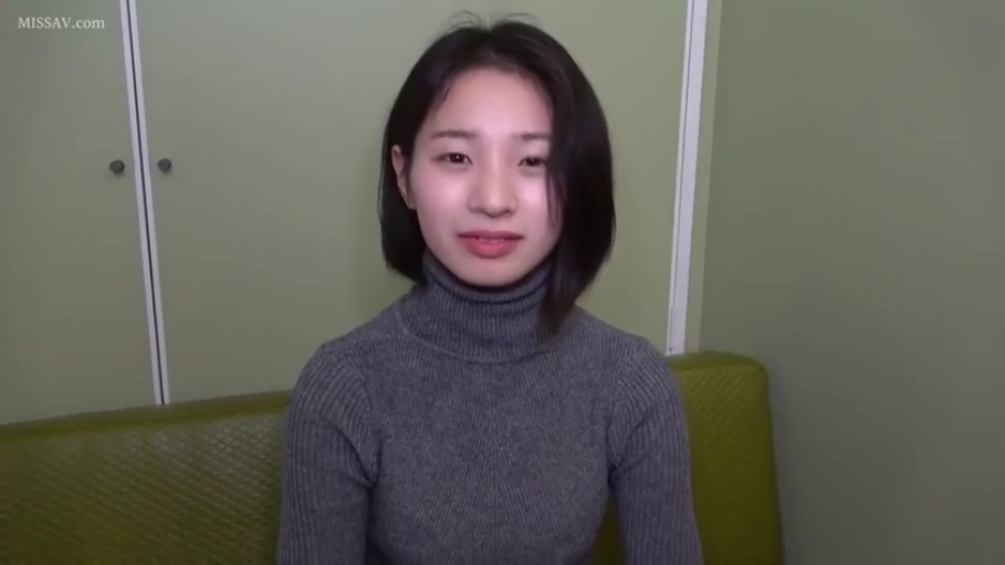 室内 · 坐姿 · 面部特写 · 灰色高领毛衣