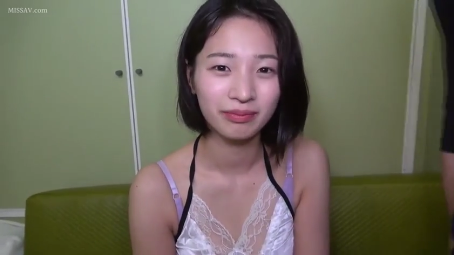 室内 · 座り姿勢 · レースの下着 · 微笑 · 注视镜头 · 头部特写 · アジア人女性