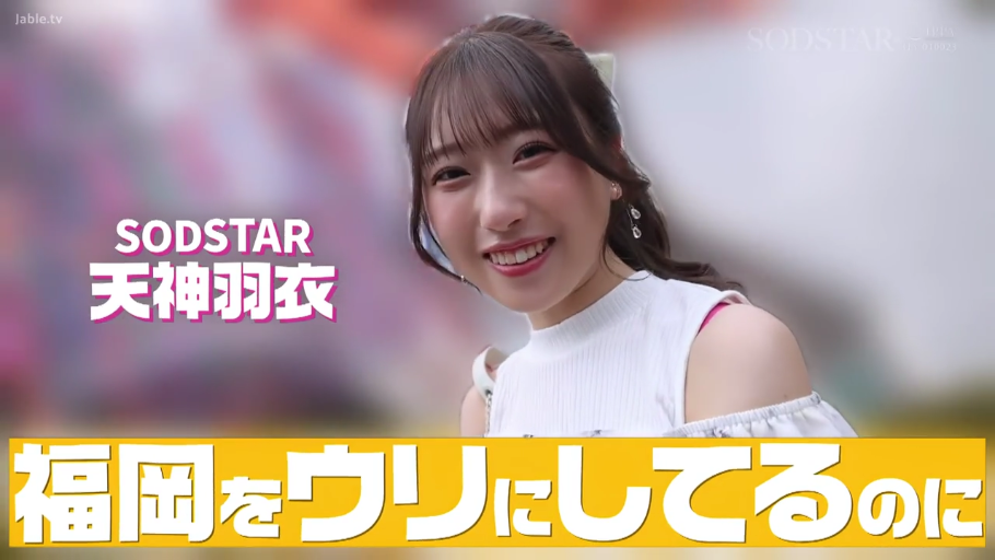 脸部特写 · 微笑 · 室外 · 文字 · 写真 · 开心 · 白色露肩装 · 正面站立