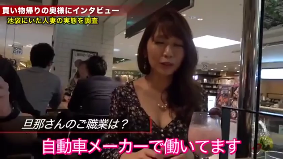 座り姿勢 · 半身 · 餐厅 · 小花柄ワンピース