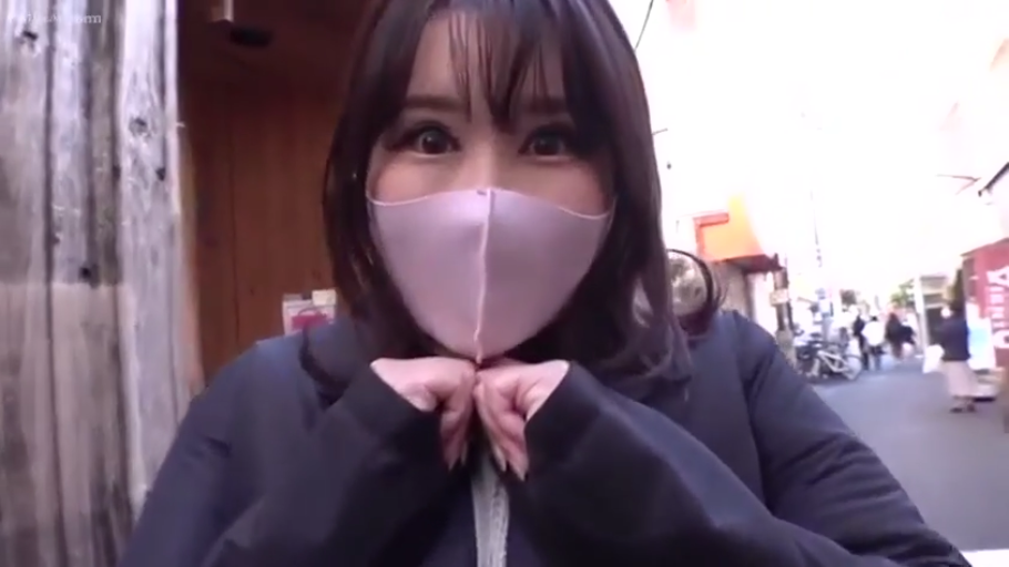 脸部特写 · 站立 · 注视镜头 · 户外街道 · 黑色外套 · 瞪大眼睛