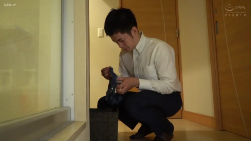 专注 · 蹲姿 · 中景 · 西裤 · 走廊 · 日常 · 翻看衣物 · 洗衣篮