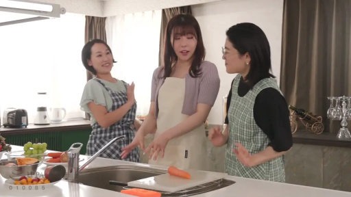 会話 · 中景 · 站姿 · 微笑 · キッチン · 熟女 · エプロン · 野菜