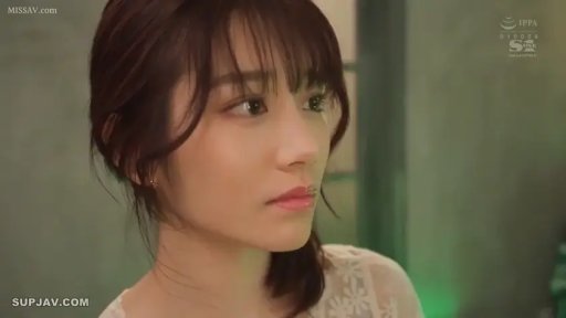 室内 · 严肃 · 脸部 · 注视 · 特写 · 侧脸 · 白色蕾丝衫